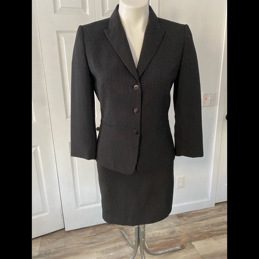 Tahari Arthur S Levine 4 Black Pinstripe Skirt Suit Lined